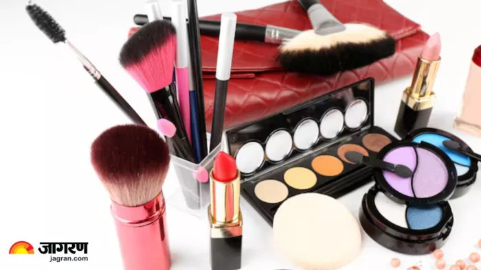 Makeup Kit में मौजूद ये 5 चीजें हैं सेहत के लिए बेहद खराब (Image Source: Freepik)