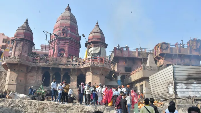 मणिकर्णिका घाट पर निमार्ण कार्य बंद है। जागरण