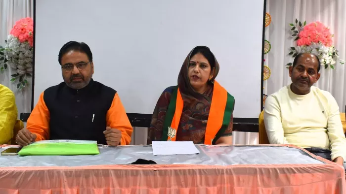 ब्लॉक प्रमुख पद के लिए योग्य ठहराई गईं सावित्री देवी (मध्य में) मंचासीन हैं। साथ हैं अन्य नेता।