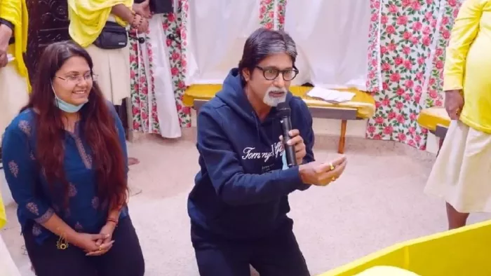 श्रीराधा केलिकुंज में संत प्रेमानंद का आशीर्वाद लेने पहुंचे अमिताभ बच्चन के हमशक्ल शशिकांत पेडवाल। - फोटो: इंटरनेट मीडिया से।