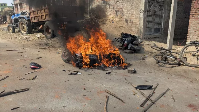 पथराव के बाद तीन वाहन फूंके गए। फ़ोटो- जागरण