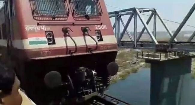 महानदी ब्रिज पर पौन घंटे रुकी नांदेड़ एक्सप्रेस, यात्री आतंकित