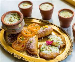 होली के मौके पर महाराष्ट्र में पूरन पूरी पकाई जाती है।