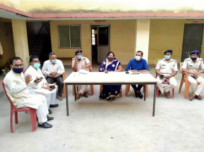 शांति समिति की बैठक में जमकर उड़े गुलाल
