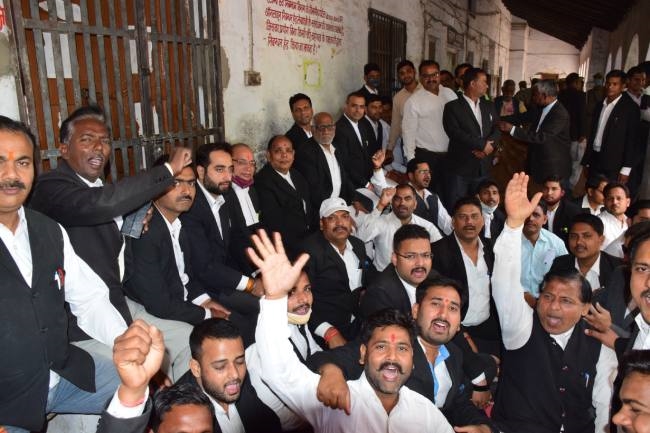अधिवक्ताओं ने रजिस्ट्री कार्यालय कराया बंद, जताया विरोध