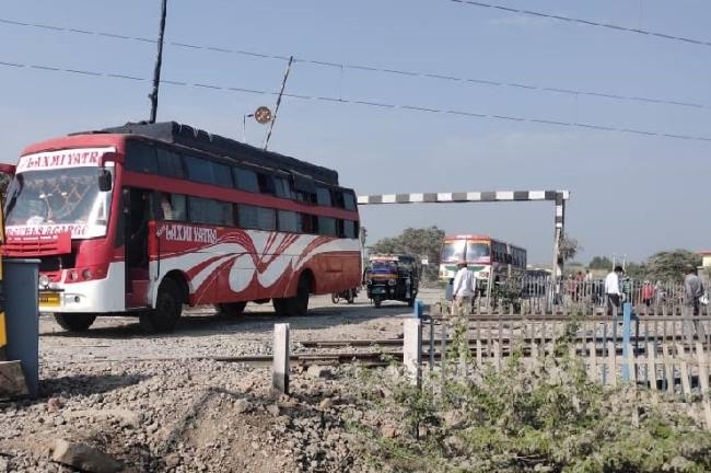 दोहरीकरण के दौरान आए दिन टूट रहे रेलवे क्रासिग गेट