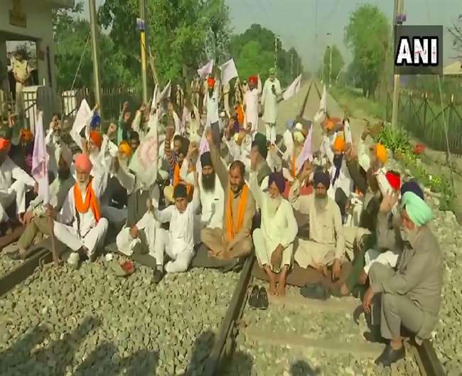 प्रदर्शनकारियों ने रोकी ट्रेन, यात्री हुए बेहाल।