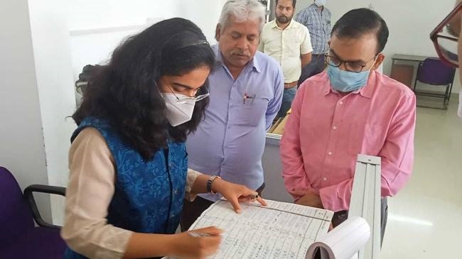 cdo found officers and employees absent in vikas bhawan