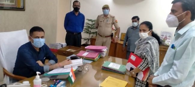 लेखपाल प्रापर्टी डीलिंग छोड़ अपना असली काम करें : डीएम