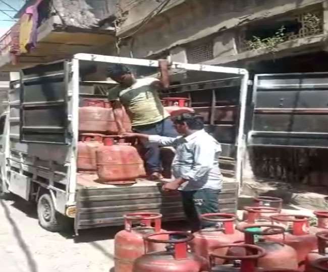 निर्धारित वजन से कम दे रहे घरेलू गैस सिलेंडर