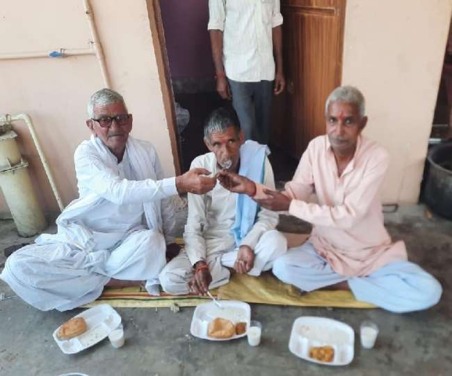 मवाना में ओमपाल विधूड़ी को अन्न ग्रहण कराते ग्रामीण।