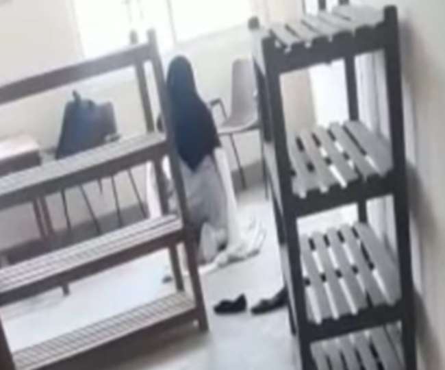 मप्र के सागर में क्लास रूम में छात्रा ने हिजाब पहनकर पढ़ी नमाज। फोटो इंटरनेट मीडिया