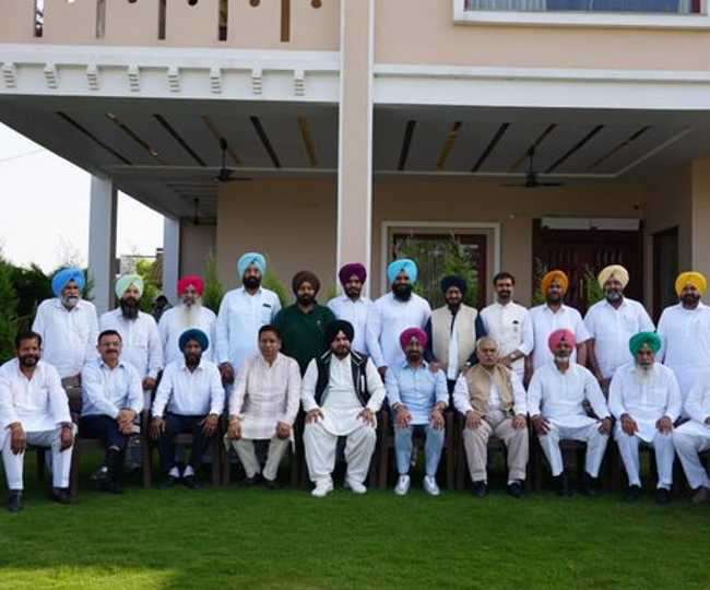 चीमा के घर जुटे कांग्रेस नेता। फोटो- नवजोत सिंह सिद्धू के ट्विटर अकाउंट से