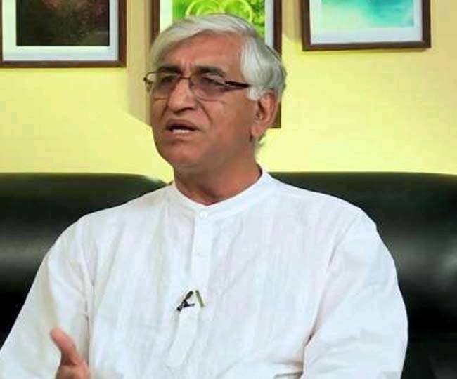 बेटी के शव को कंधे पर लादकर पैदल चला पिता (फोटो- एएनआइ)