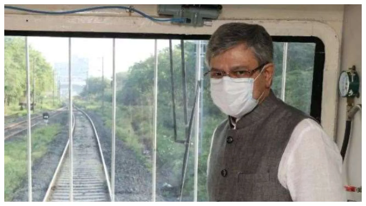 Jammu News: रेल मंत्री अश्विनी वैष्णव ने रियासी में दरिया चिनाब पर बन रहे रेलवे पुल का किया निरीक्षण