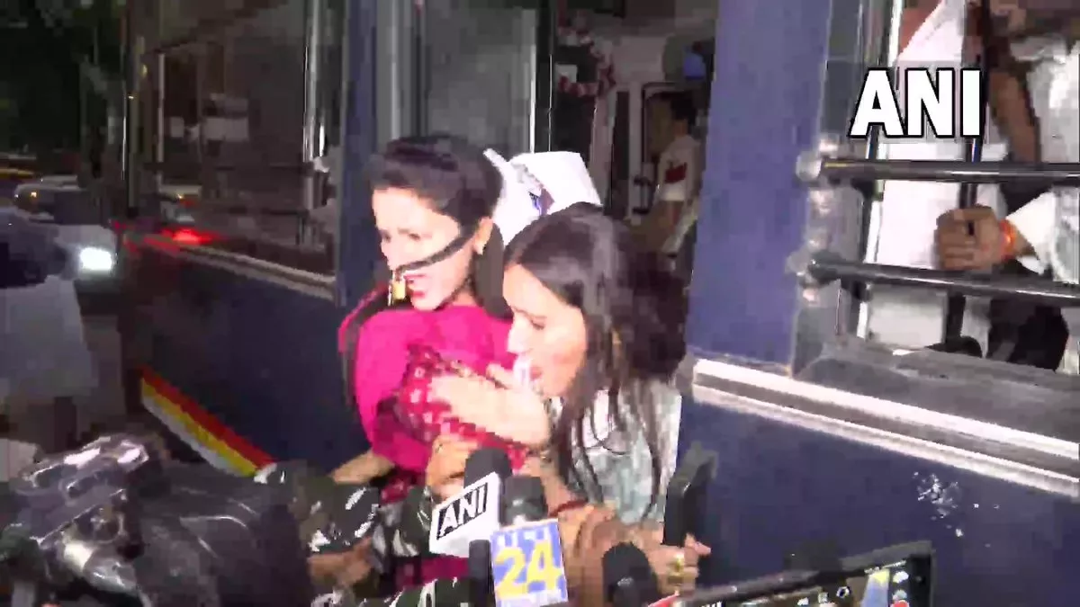 Delhi: केंद्र के विरोध में मशाल जुलूस निकालने पहुंचे यूथ कांग्रेस के कार्यकर्ता, पुलिस ने हिरासत में लिया