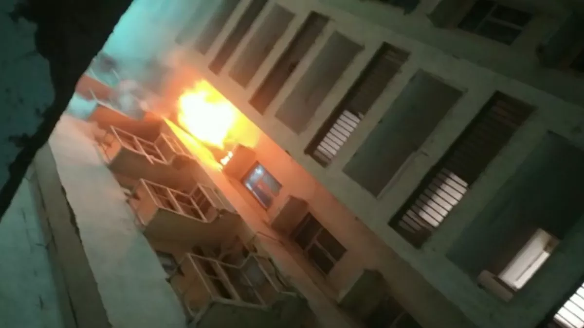Greater Noida: गौर सिटी सोसाइटी के फ्लैट में आग लगने से मचा हड़कंप, लाखों का सामान जलकर हुआ खाक