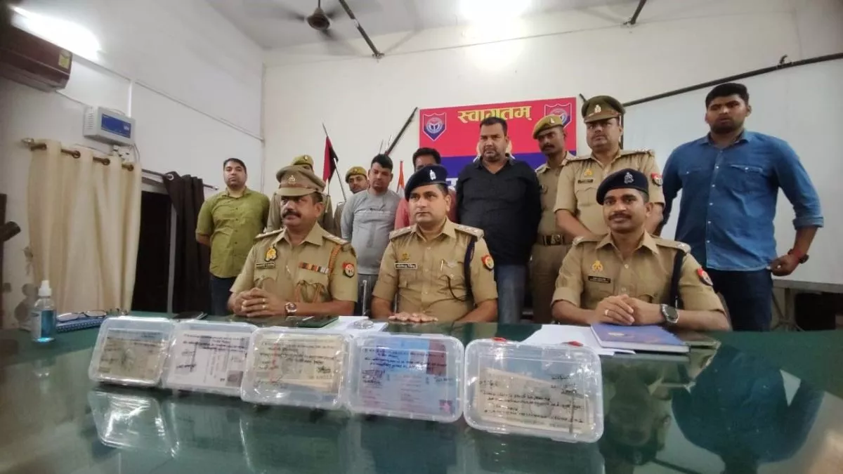 Gorakhpur: व्यापारी से चार लाख की ठगी करने वाले तीन जालसाज गिरफ्तार, मूंगफली के दाने गिनवाकर करते हैं वारदात