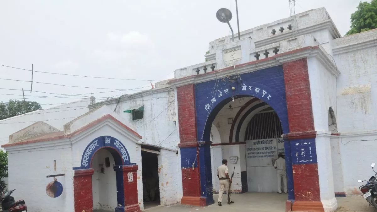गोरखपुर जेल में फलाहार संग इफ्तार का मेल, सौहार्द का दे रहा संदेश- आस्था की राह में रोड़ा नहीं धर्म की दीवार