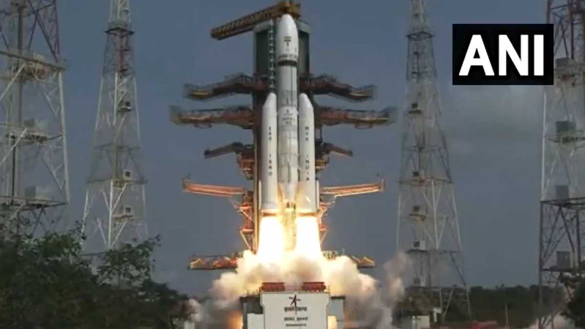 ISRO ने 36 सैटेलाइट के साथ भारत का सबसे बड़ा LVM3 रॉकेट किया लॉन्च, जानें क्या है इसकी खासियत