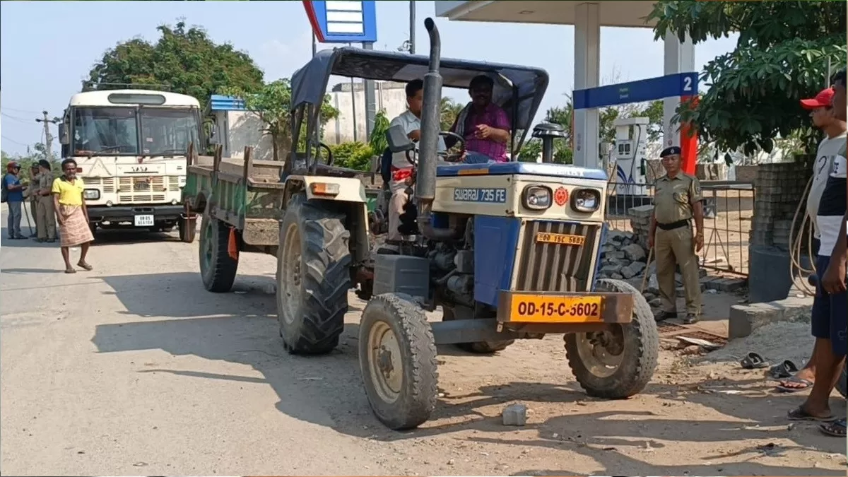 Sambalpur: ट्रैक्टर की टक्‍कर से युवक की मौत, भीड़ ने की ट्रैक्‍टर जलाने की कोशिश; पुलिस ने संभाला मोर्चा