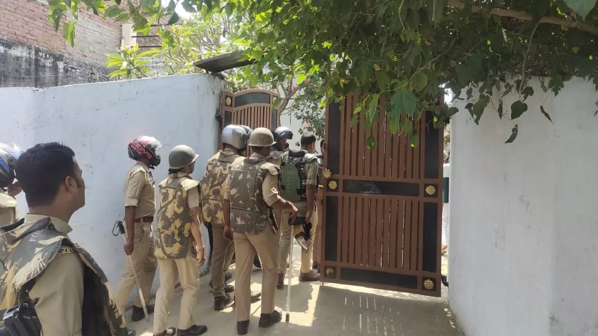 Kaushambi News: अतीक अहमद के बर्खास्त गनर करीम बाबा के घर कौशांबी पुलिस का छापा, घरों की ली जा रही तलाशी