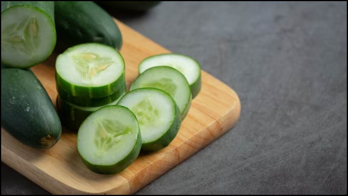 Cucumber Peel Benefits क्या आप भी फेंक देते हैं खीरे के छिलके? तो जानें बिना छीले इसे खाने के
