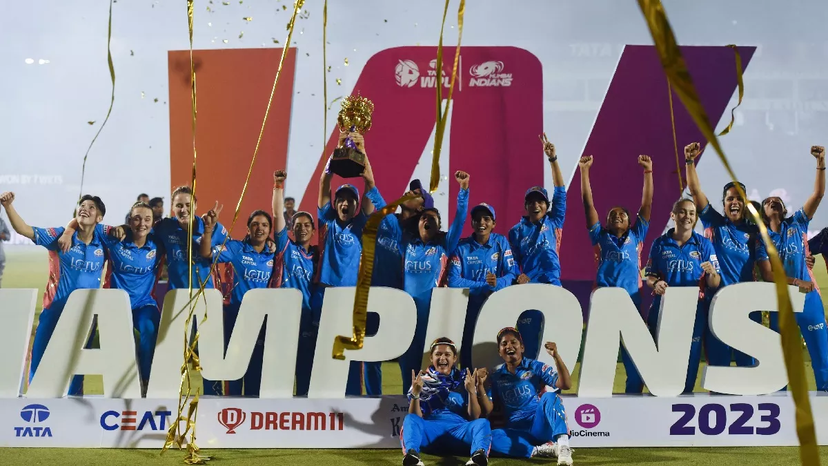 MI vs DC: हरमन ब्रिगेड ने रचा इतिहास, WPL 2023 में दिल्ली कैपिटल्स को हराकर जीता पहला खिताब - wpl 2023 mumbai indians won first wpl trophy beat delhi capitals
