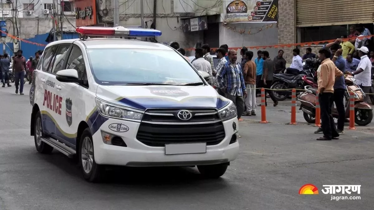 Delhi: बैग से रुपये निकालने वाले गिरोह के सरगना का पुलिसकर्मी के साथ वीडियो वायरल, जांच शुरू