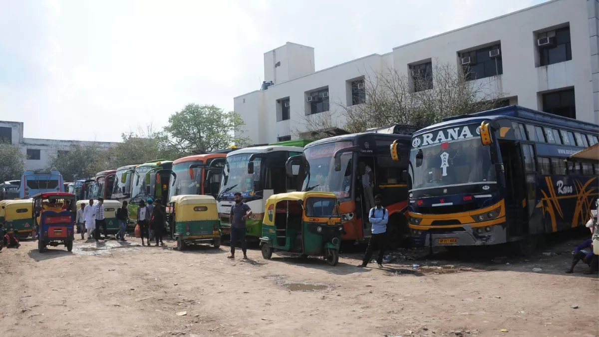 Ghaziabad: निजी बसों के चलने से रोजाना हो रहा लाखों के राजस्व का नुकसान, दिल्ली पुलिस को दी गई शिकायत