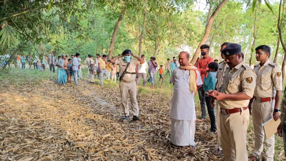 तीन दिन से गायब जीविका कर्मी का खेत में मिला शव: सवा साल का बेटा लापता, पंजाब में पति; बेटियों ने की शिनाख्त