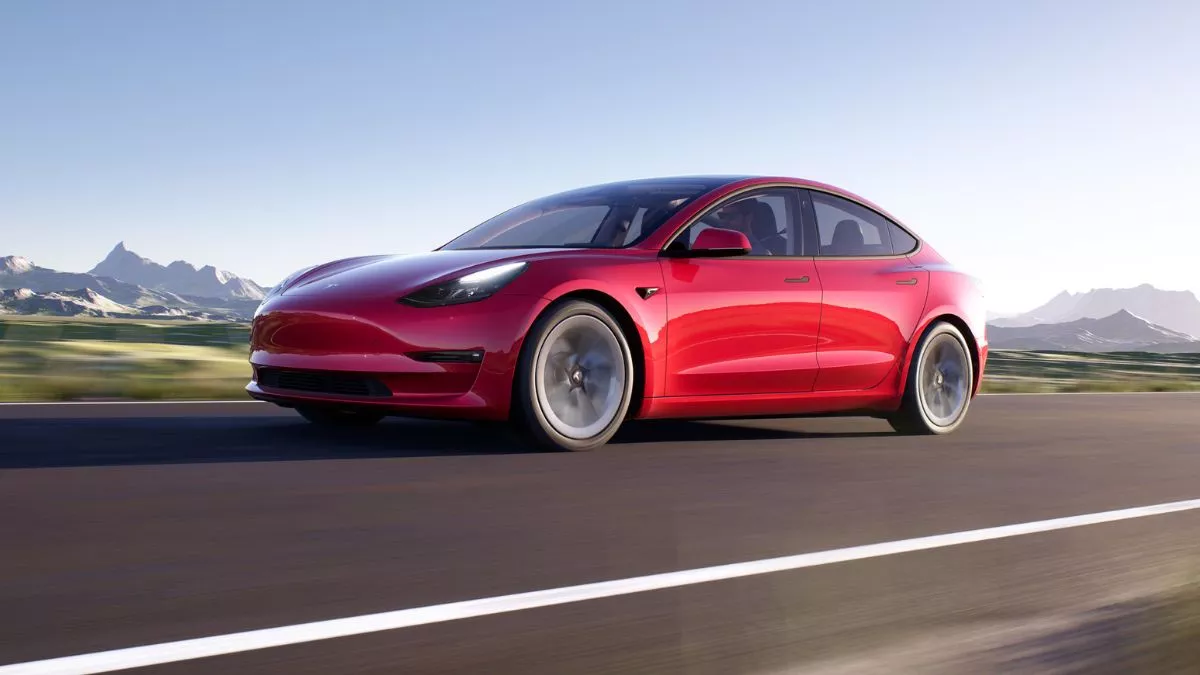 Tesla ने पेश किया ये एडवांस फीचर, तंग जगहों में भी आसानी से पार्क हो जाएगी Electric Car