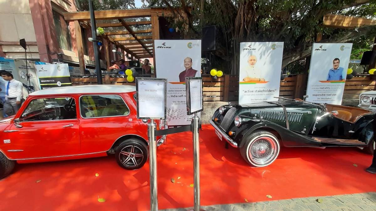 https://www.jagranimages.com/images/newimg/26032023/26_03_2023-vintage_car_rally_23367659.jpg