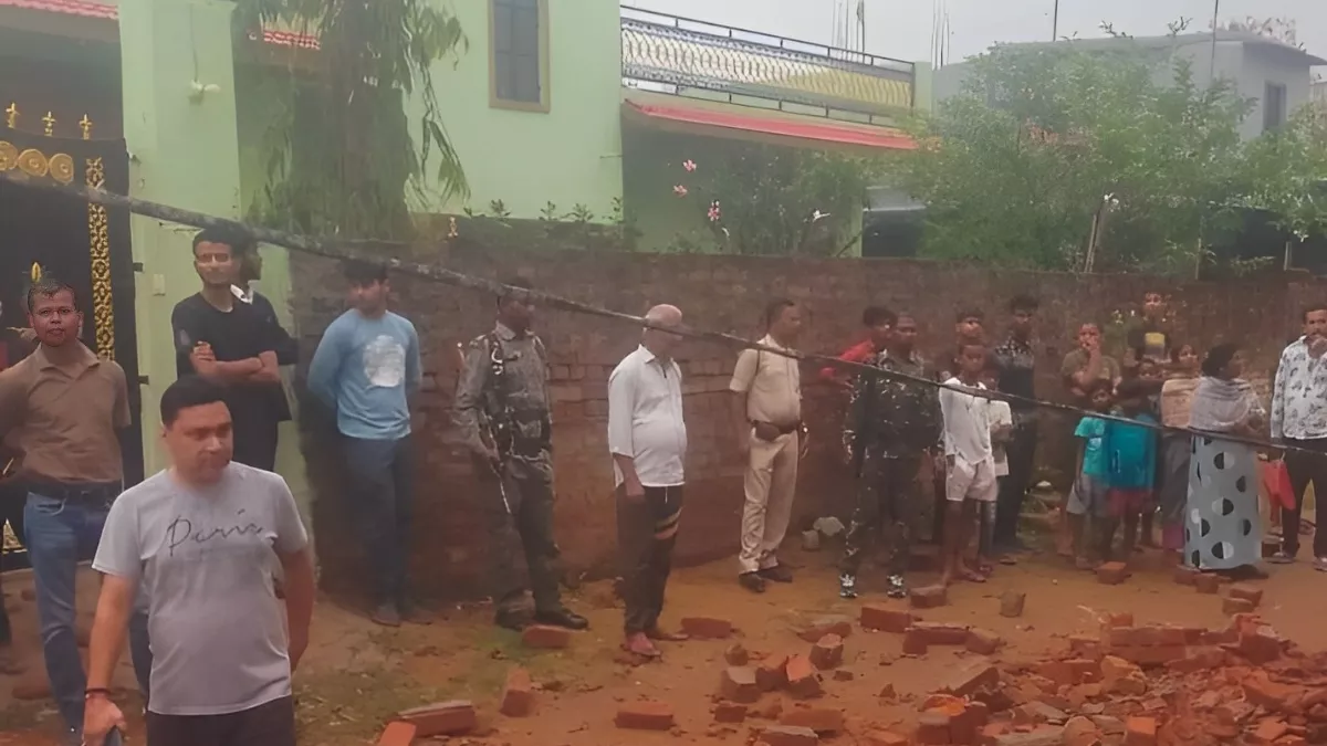 Ranchi: तुपुदाना में रास्ते से गुजर रही महिला पर गिरी निर्माणाधीण मकान की दीवार, मौके पर तोड़ा दम