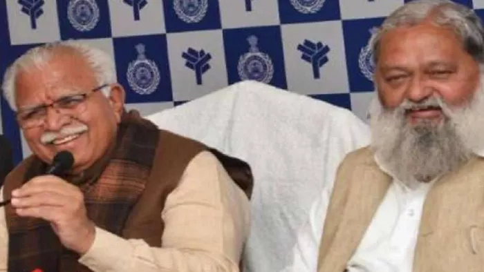 Haryana Politics: होली के दिन विज ने नायब को और मनोहर ने विज को लगाया गुलाल। फाइल फोटो