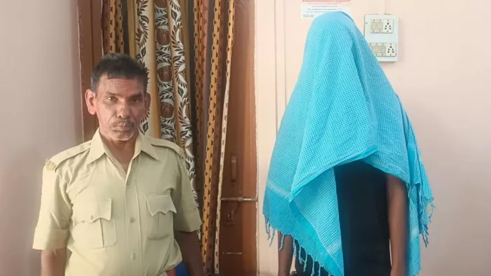 होली पर हथियार लहराने वाले युवक को पुलिस ने किया गिरफ्तार