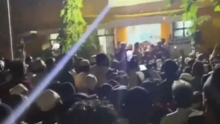 Maharashtra: बीड जिले में एक मस्जिद की दीवार पर किसी अज्ञात व्यक्ति ने धार्मिक नारा लिख दिया।(फोटो सोर्स: एएनआई)