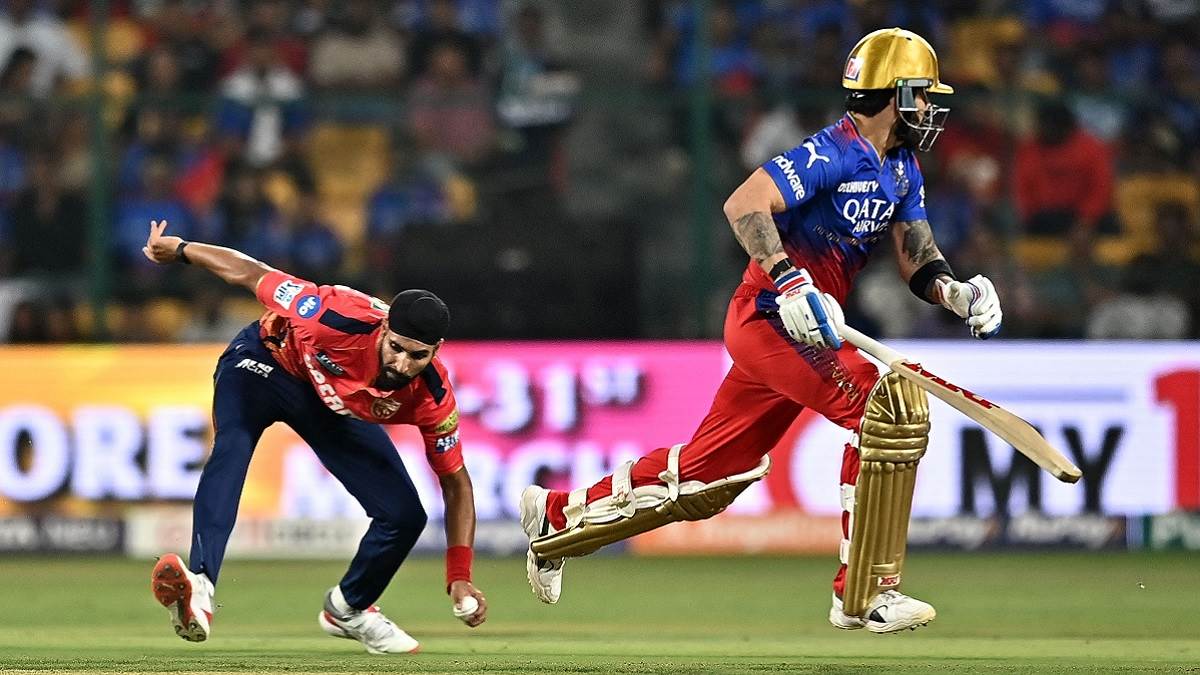 virat kohli and harpreet brar were involved in on field banter while glenn maxwell laughs watch video