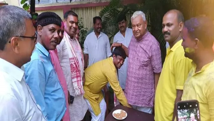 निवर्तमान सांसद पशुपतिनाथ सिंह से मिले ढुलू महतो, लिया आशीर्वाद।