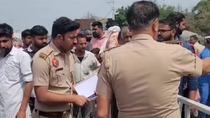 Karnal Road Accident: हाईवे पर हादसे के बाद जानकारी जुटाते पुलिस कर्मी। जागरण
