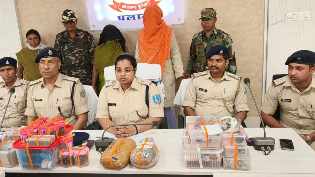Jharkhand News: प्रतिबंधित गोली, सीरप व गांजे के साथ पति-पत्नी गिरफ्तार; अवैध थोक की दवाओं का करते थे कारोबार