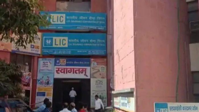 एलआईसी बिल्डिंग से गिरकर एक युवक की मौत हो गई।
