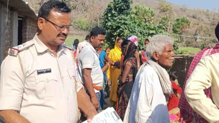 धनगांई थाना क्षेत्र के कदल गांव मे हत्याकांड की घटना की जांच करते पुलिस पदाधिकारी