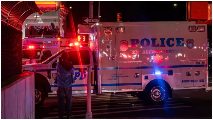 US Shooting: न्यूयॉर्क में ट्रैफिक रोकने पर पुलिस अधिकारी को मारी गोली, अस्पताल में तोड़ा दम (फोटो एपी)