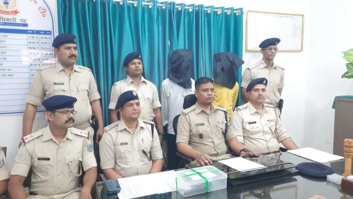दो हिस्ट्रीशीटर अपराधियों के साथ पुलिस की टीम।