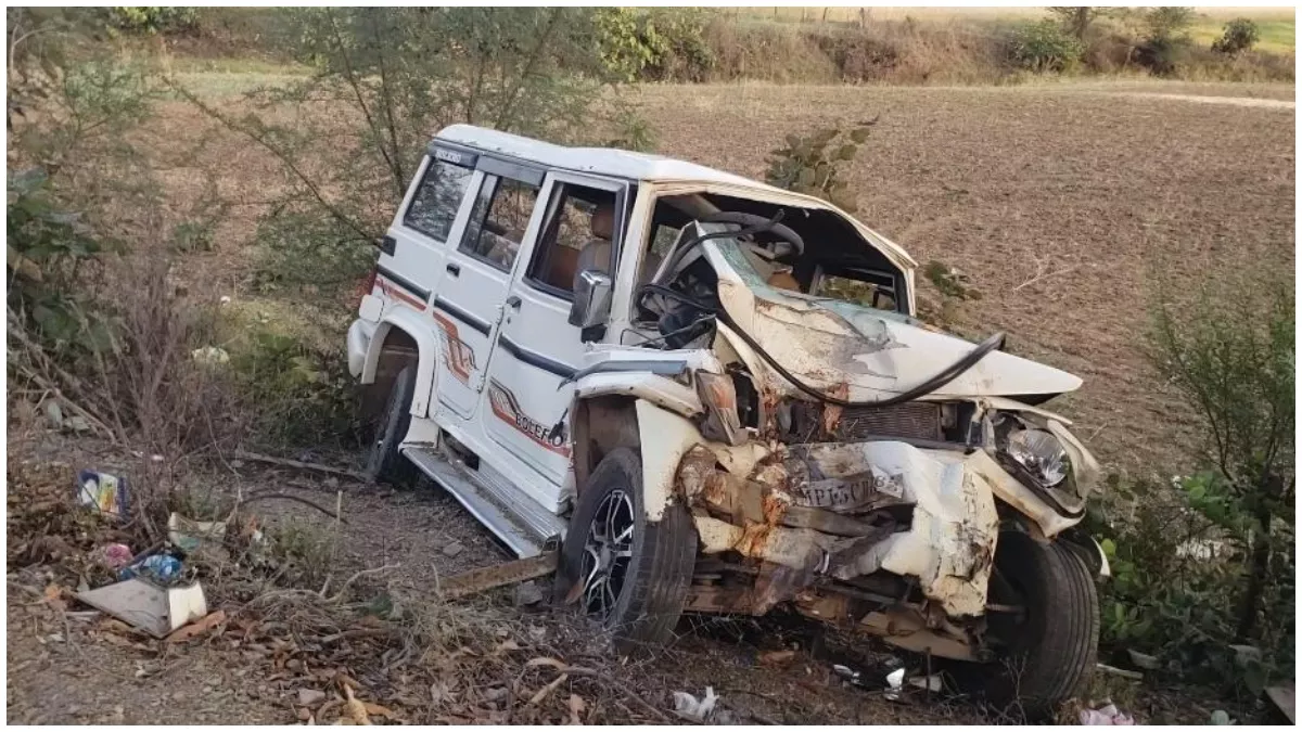 MP Road Accident: दमोह में दर्दनाक हादसा, पेड़ से टकराई तेज रफ्तार बोलेरो; तीन लोगों की मौत