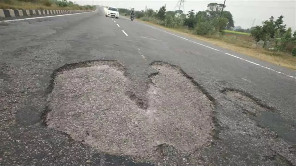 गडकरी से मिले सांसद फिर भी... दस साल से बदहाल National Highway 220, सड़क पर सफर मौत को दावत देने बराबर