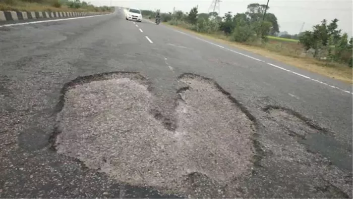 बदहाल नेशनल हाईवे की एक प्रतीकात्मक तस्वीर- जागरण।