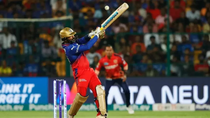 RCB vs PBKS: दिनेश कार्तिक ने चौका लगाकर दिलाई जीत।