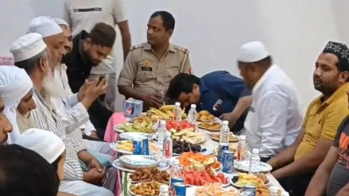 जाकिर कालोनी में रोजा इफ्तारी कराते चौकी प्रभारी।